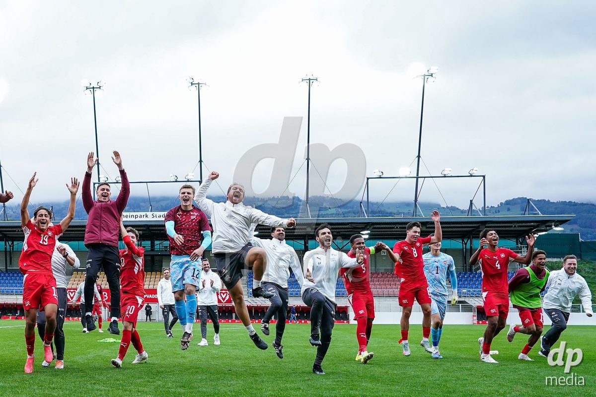 VADUZ, LIECHTENSTEIN - OCTOBER 18: Players of Switzerland celebrate the victory and entry into the next round during the UEFA European Under-17 Qualifier match between Switzerland and Spain at Rheinpark Stadion on October 18, 2026 in Vaduz, Liechtenstein.