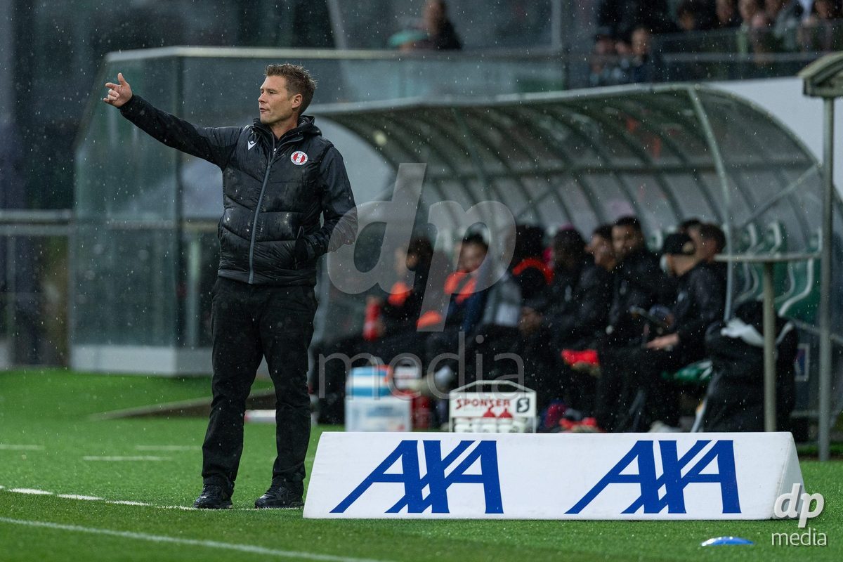 YVERDON-LES-BAINS, SWITZERLAND - OCTOBER 18: Gerol Bisig, FC Rapperswil-Jona headcoach in action during the AXA Women's Super League match between FC Yverdon Women and FC Rapperswil-Jona at Stade Municipal on October 18, 2026 in Yverdon-les-Bains, Switzerland.