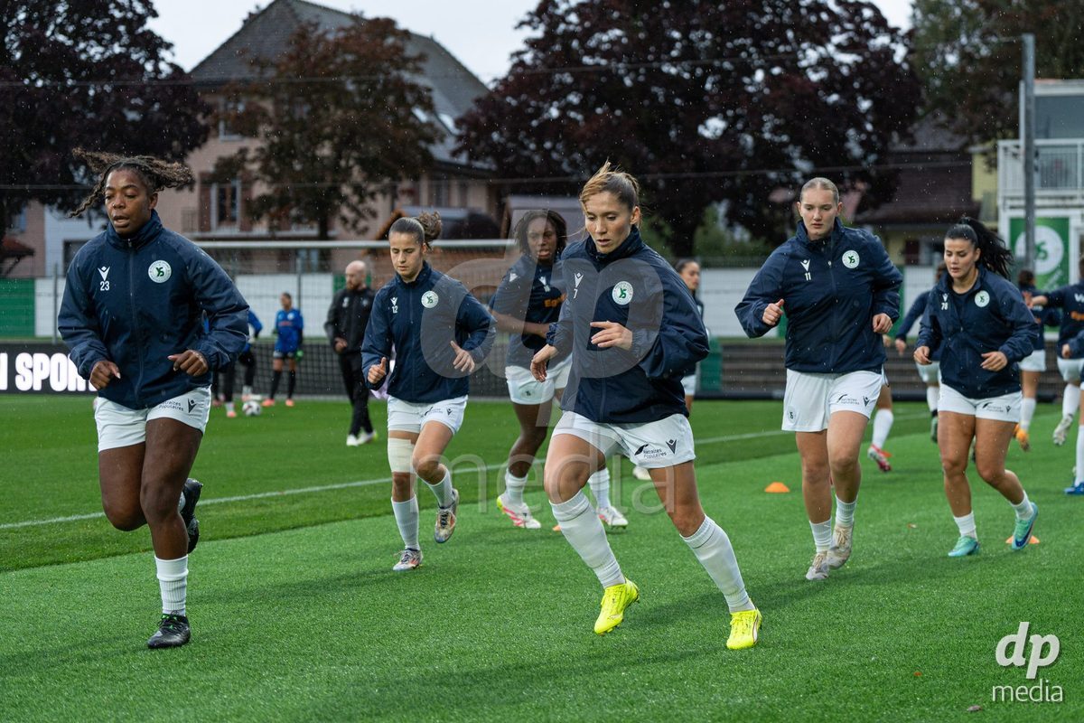 YVERDON-LES-BAINS, SWITZERLAND - OCTOBER 18: Yverdon Sport Women team warms up during the AXA Women's Super League match between FC Yverdon Women and FC Rapperswil-Jona at Stade Municipal on October 18, 2026 in Yverdon-les-Bains, Switzerland.
