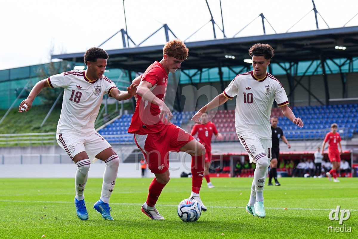 VADUZ, LIECHTENSTEIN - OCTOBER 18: Eron Kele of Switzerland /C) battles for the ball (duel) against Darek Barriento of Spain (L) and Aitor Torondel of Spain (R) during the UEFA European Under-17 Qualifier match between Switzerland and Spain at Rheinpark Stadion on October 18, 2026 in Vaduz, Liechtenstein.