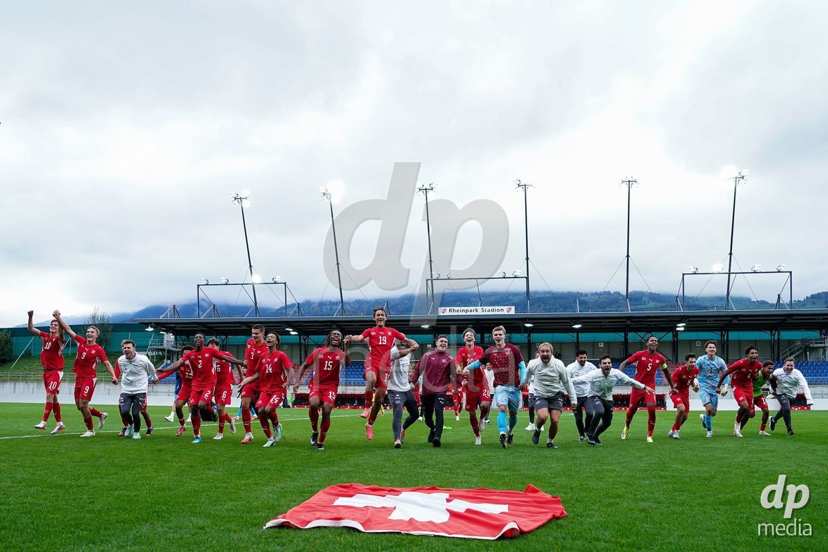 VADUZ, LIECHTENSTEIN - OCTOBER 18: Players of Switzerland celebrate the victory and entry into the nexxt round after the UEFA European Under-17 Qualifier match between Switzerland and Spain at Rheinpark Stadion on October 18, 2026 in Vaduz, Liechtenstein.