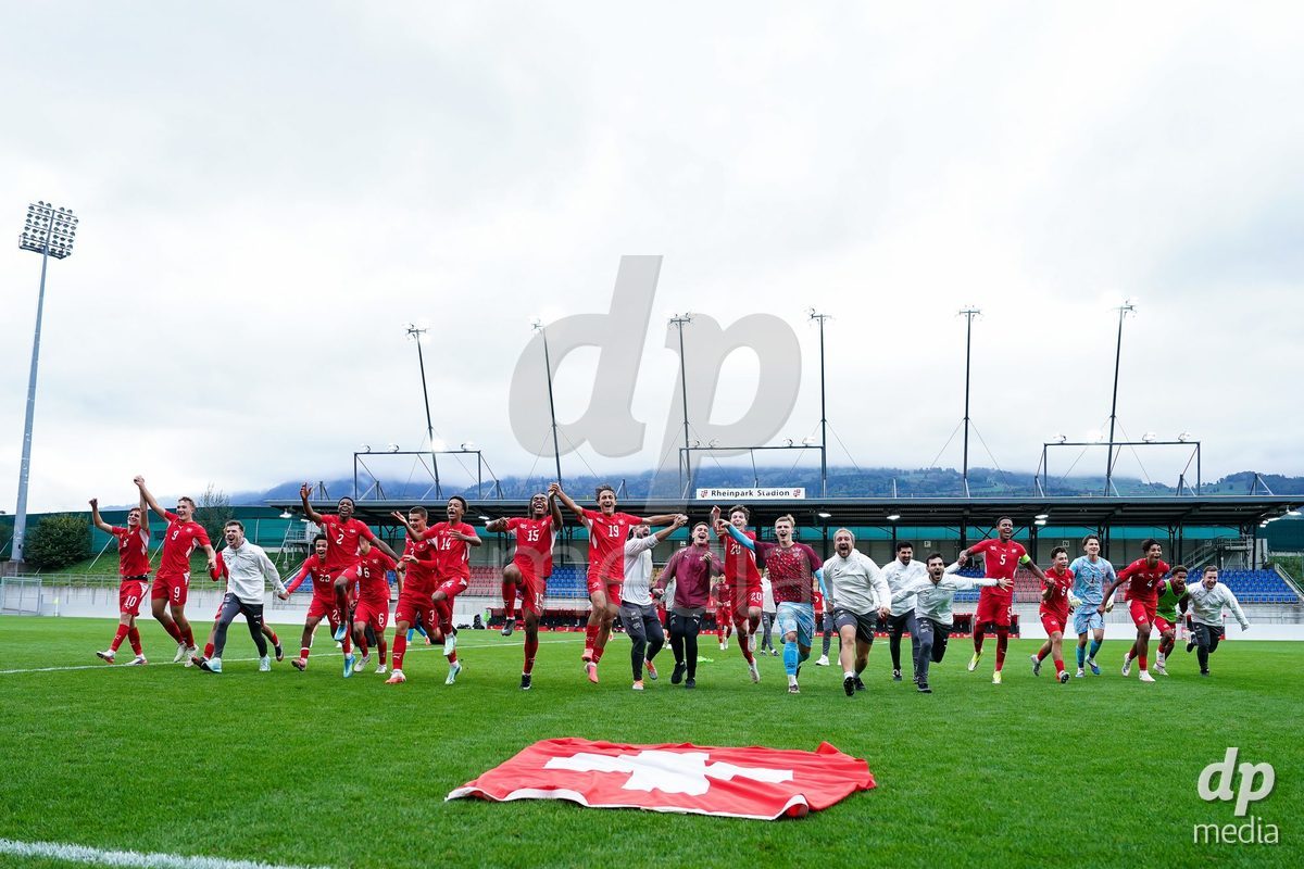 VADUZ, LIECHTENSTEIN - OCTOBER 18: Players of Switzerland celebrate the victory and entry into the nexxt round after the UEFA European Under-17 Qualifier match between Switzerland and Spain at Rheinpark Stadion on October 18, 2026 in Vaduz, Liechtenstein.