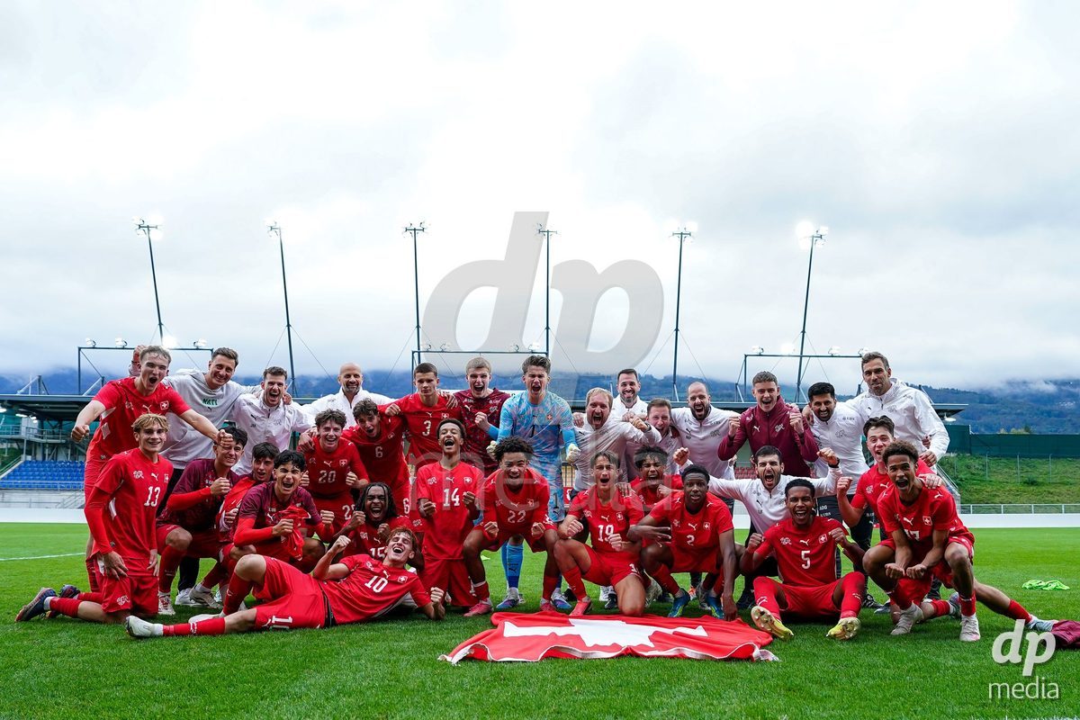 VADUZ, LIECHTENSTEIN - OCTOBER 18: Players of Switzerland celebrate the victory and pose for a photo after the UEFA European Under-17 Qualifier match between Switzerland and Spain at Rheinpark Stadion on October 18, 2026 in Vaduz, Liechtenstein.