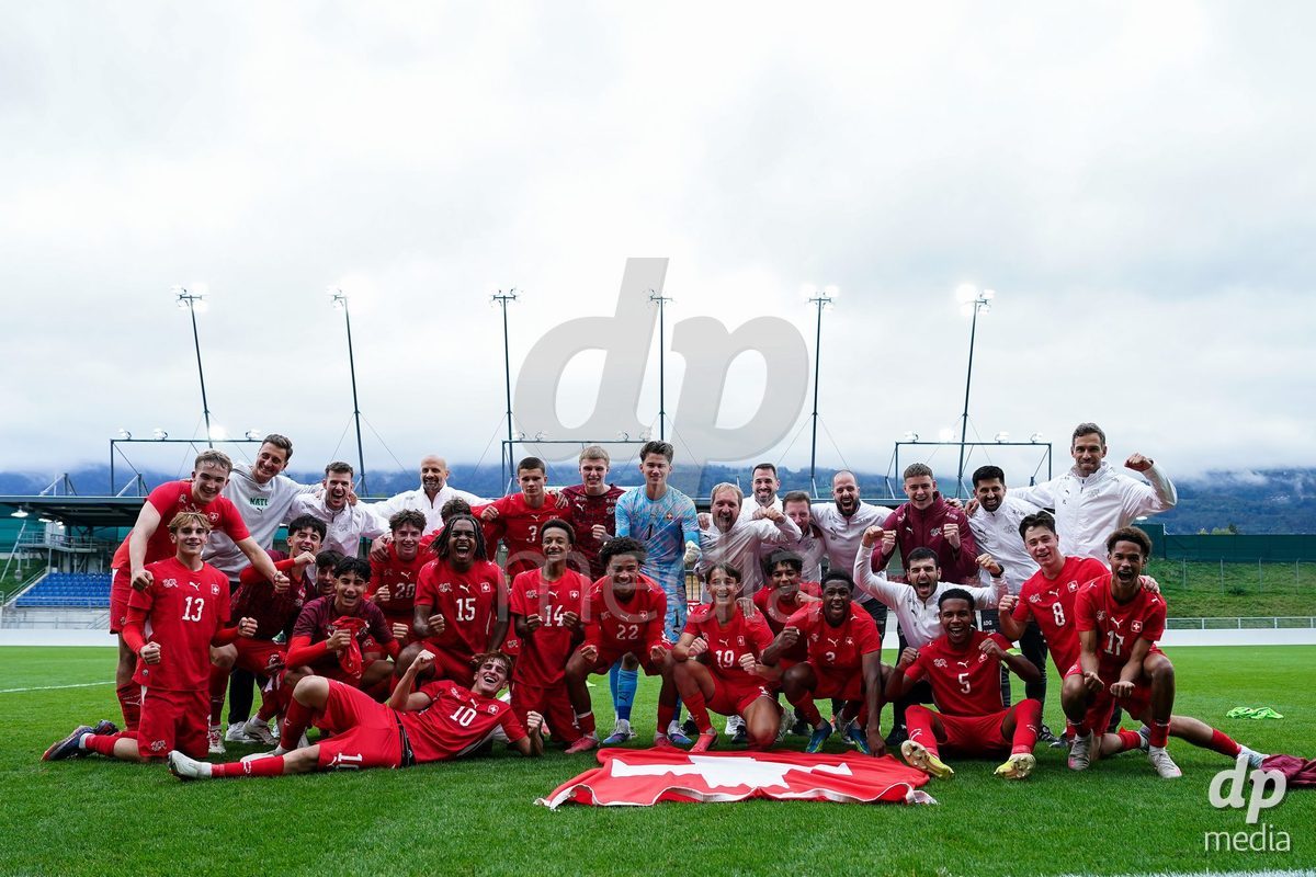 VADUZ, LIECHTENSTEIN - OCTOBER 18: Players of Switzerland celebrate the victory and pose for a photo after the UEFA European Under-17 Qualifier match between Switzerland and Spain at Rheinpark Stadion on October 18, 2026 in Vaduz, Liechtenstein.