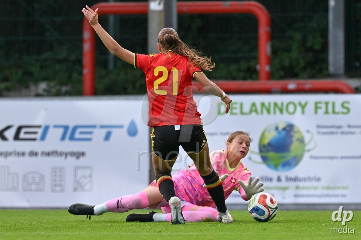 MOUSCRON, BELGIUM - OCTOBER 22: goalkeeper Luna Maulaz (1) of Switzerland fighting for the ball with Denise Sanchez-Gomez (21) of Belgium during the International Women's Friendly match between Belgium U16 and Switzerland U16 at Le Cannonier on October 22, 2026 in Mouscron, Belgium.