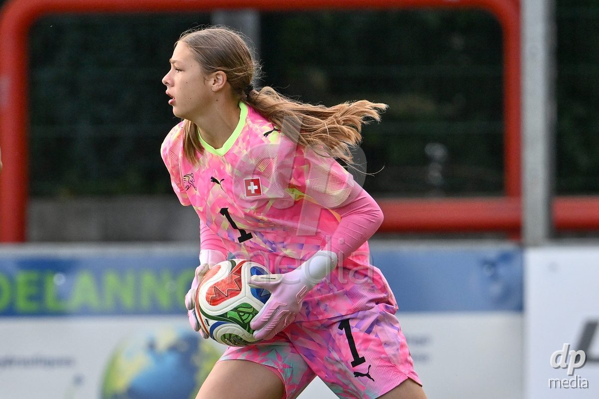 MOUSCRON, BELGIUM - OCTOBER 22: Denise Sanchez-Gomez (21) of Belgium and goalkeeper Luna Maulaz (1) of Switzerland pictured in action during the International Women's Friendly match between Belgium U16 and Switzerland U16 at Le Cannonier on October 22, 2026 in Mouscron, Belgium.