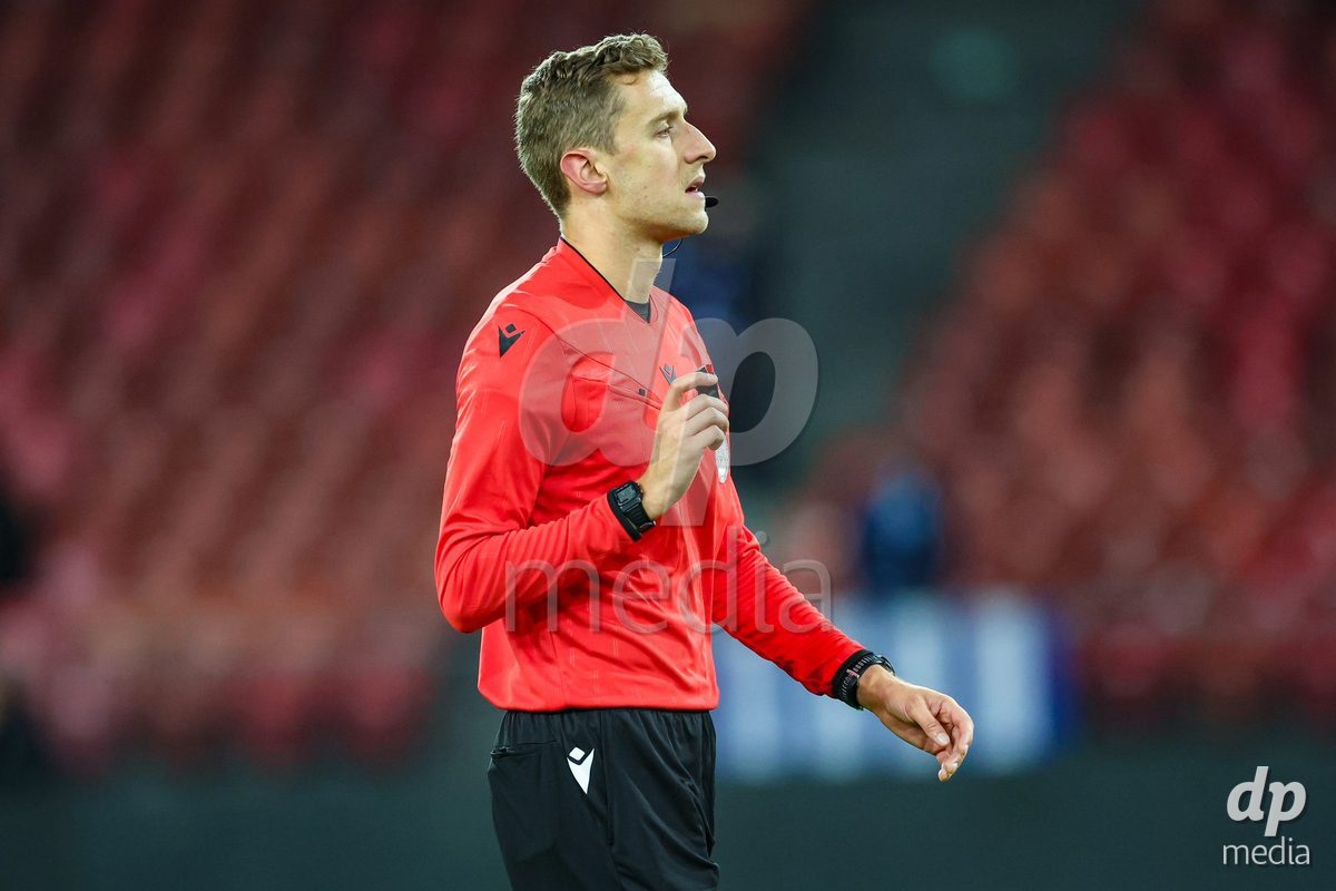 ZURICH, SWITZERLAND - OCTOBER 24: The referee during the AXA Women's Cup match between FC Zurich and BSC YB Frauen at Letzigrund on October 24, 2026 in Zurich, Switzerland.