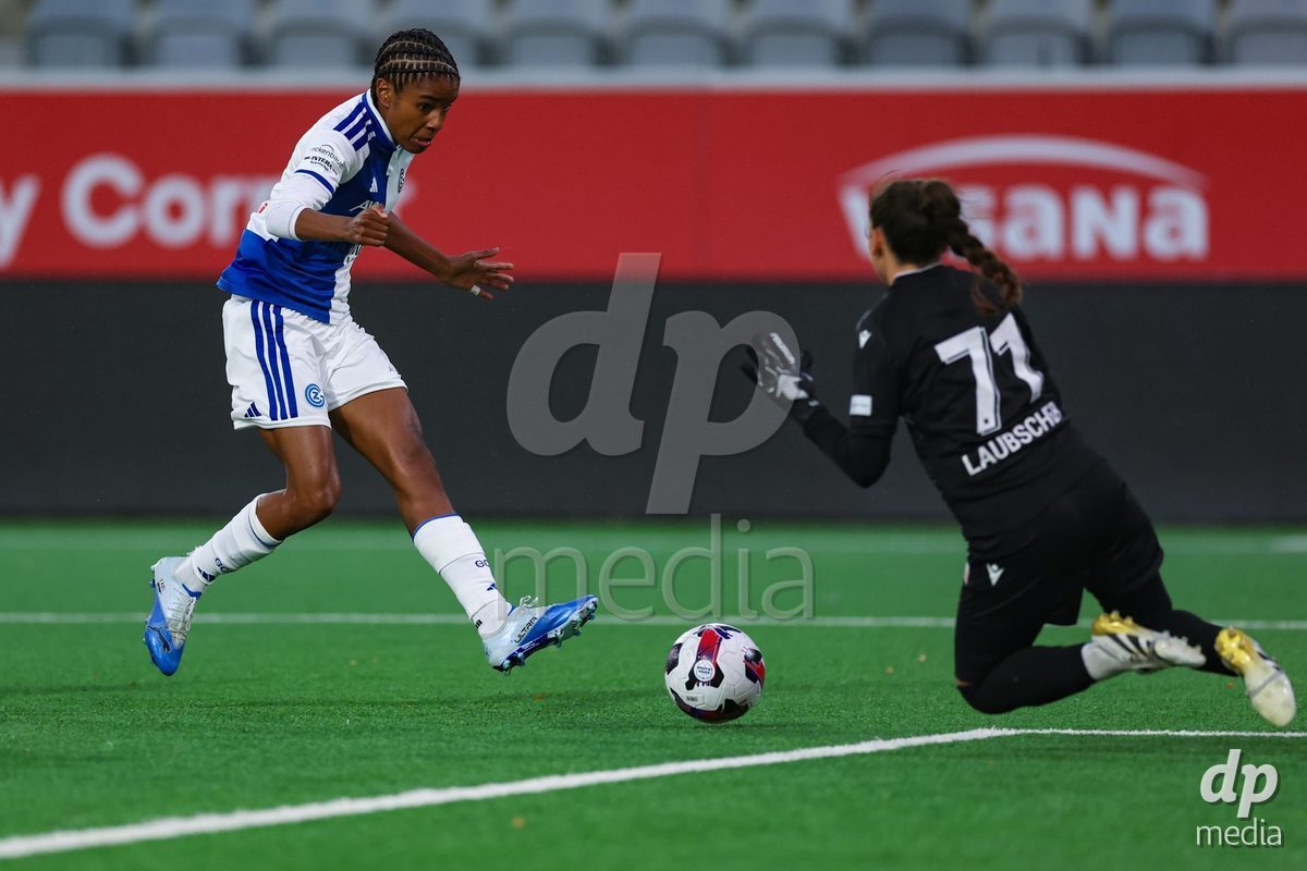 THUN, SWITZERLAND - OCTOBER 25: A big scoring chance for Sury Lamontana from the GC Frauenfussball (L)  against Leyla Laubscher from FC Thun Frauen during the AXA Women's Cup match between FC Thun and GC Frauenfussball at Visana Stadion on October 25, 2026 in Thun, Switzerland.