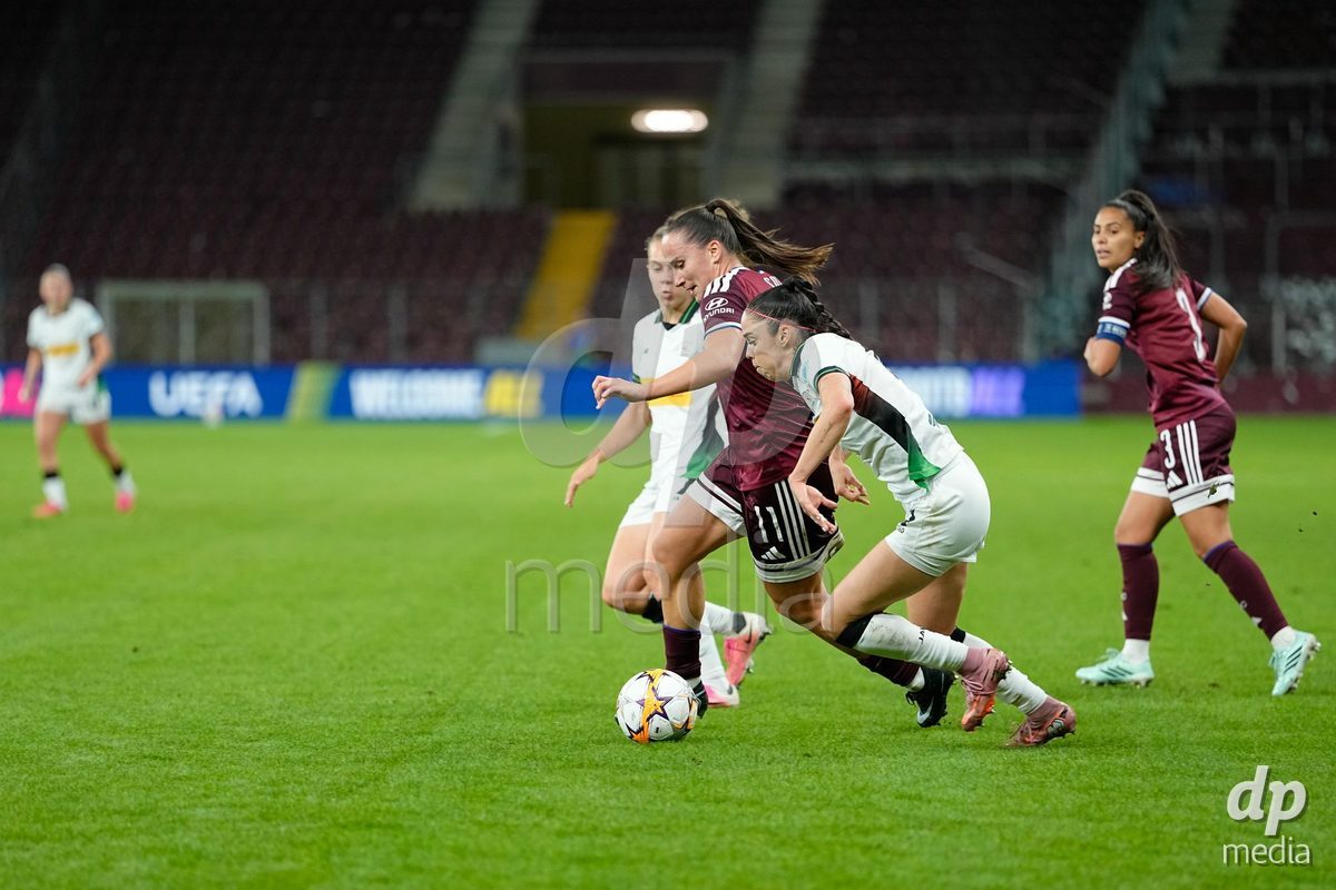 GENEVA, SWITZERLAND - OCTOBER 28: Virag Nagy of OH Leuven against Magdalena Sobal of Servette FC Chenois Feminin during the UEFA Women's Champions League match between Servette FC Chenois Feminin and OH Leuven at Stade de Geneve on October 28, 2026 in Geneva, Switzerland.