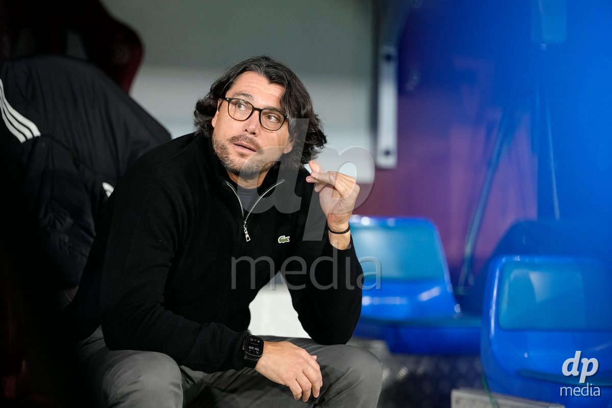 GENEVA, SWITZERLAND - OCTOBER 28: Head Coach Cristian Toro of Servette FC Chenois Feminin before the UEFA Women's Champions League match between Servette FC Chenois Feminin and OH Leuven at Stade de Geneve on October 28, 2026 in Geneva, Switzerland.
