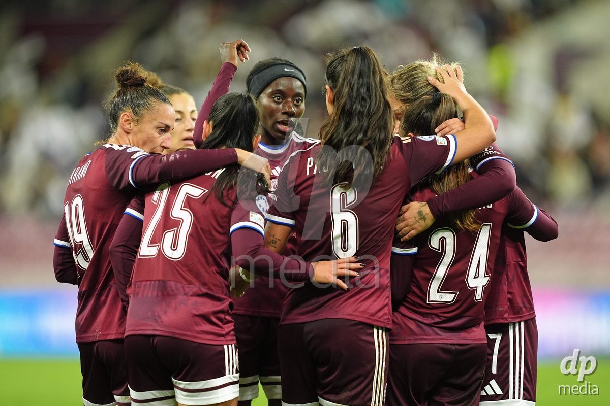 GENEVA, SWITZERLAND - OCTOBER 28: Joana Marchao of Servette FC Chenois Feminin celebrates her goal with the team during the UEFA Women's Champions League match between Servette FC Chenois Feminin and OH Leuven at Stade de Geneve on October 28, 2026 in Geneva, Switzerland.