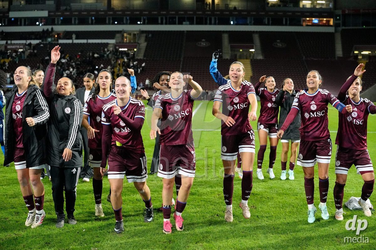 GENEVA, SWITZERLAND - OCTOBER 28: Magdalena Sobal, Gloria Marinelli, Lea Sergeant-Huet, Chiara Wallin, Goalkeeper Manon Le Page, Daina Bourma, Natasha Andonova, Paola Hernandez, Garance Nein, Meriame Terchoun and Joana Marchao of Servette FC Chenois Feminin celebrating after the UEFA Women's Champions League match between Servette FC Chenois Feminin and OH Leuven at Stade de Geneve on October 28, 2026 in Geneva, Switzerland.