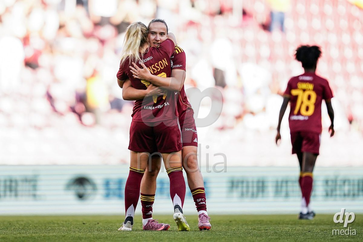 Switzerland: AXA Womens Super League 2025/26, FC Servette Chenois Feminin vs BSC YB Frauen - AWSL Final Second Leg - Stade de Geneve, Lancy: Magdalena Izabela Sobal of Servette FC Chenois Feminin celebrates the first team goal with Anna Maria Therese Simonsson of Servette FC Chenois Feminin
