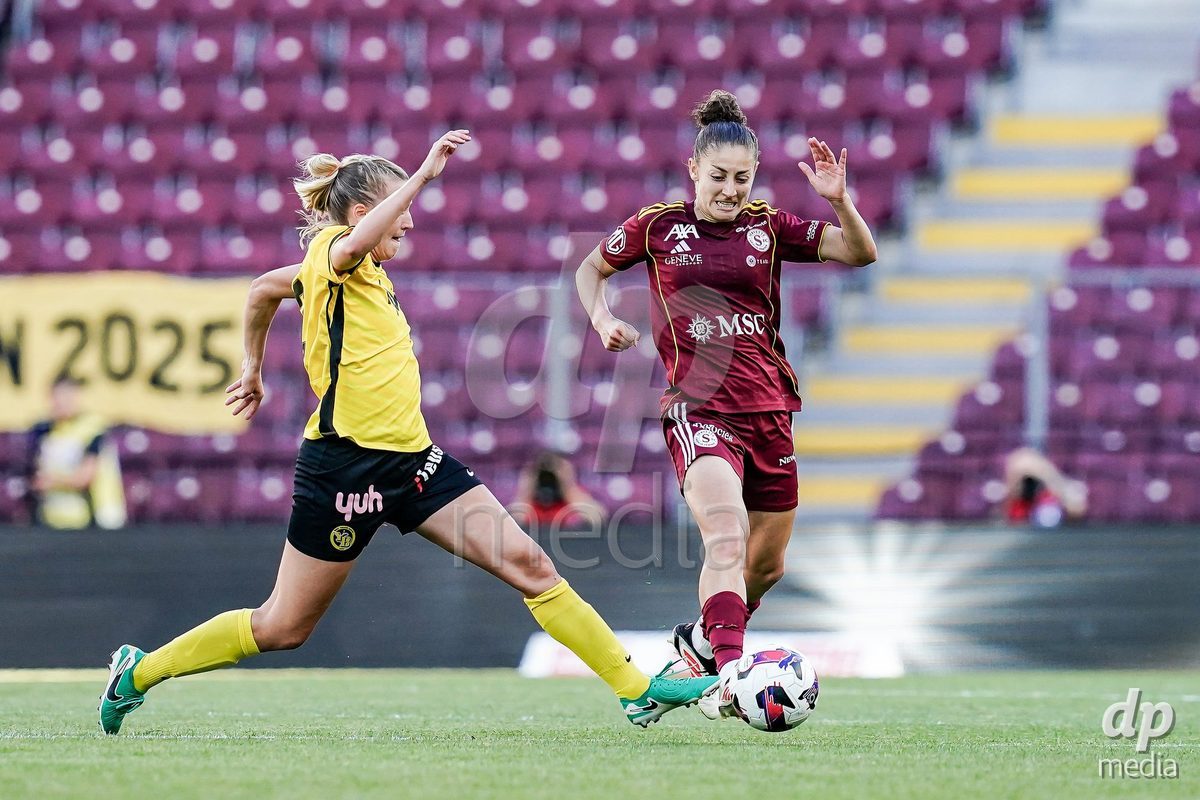 Switzerland: AXA Womens Super League 2025/26, FC Servette Chenois Feminin vs BSC YB Frauen - AWSL Final Second Leg - Stade de Geneve, Lancy: Athena Marie Kuehn (BSC YB Frauen) and Elodie Nakkach of Servette FC Chenois Feminin battle for the ball (duel)