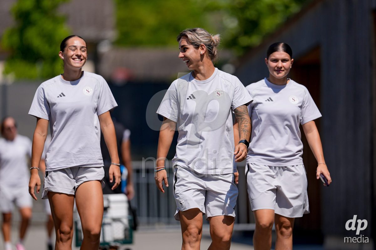 Switzerland: AXA Womens Super League 2026/27, Servette FC Chenois Feminin vs FC Aarau Frauen - Stade des Trois-Chene, Chene-Bourg: Players of Servette FC Chenois Feminin arrival