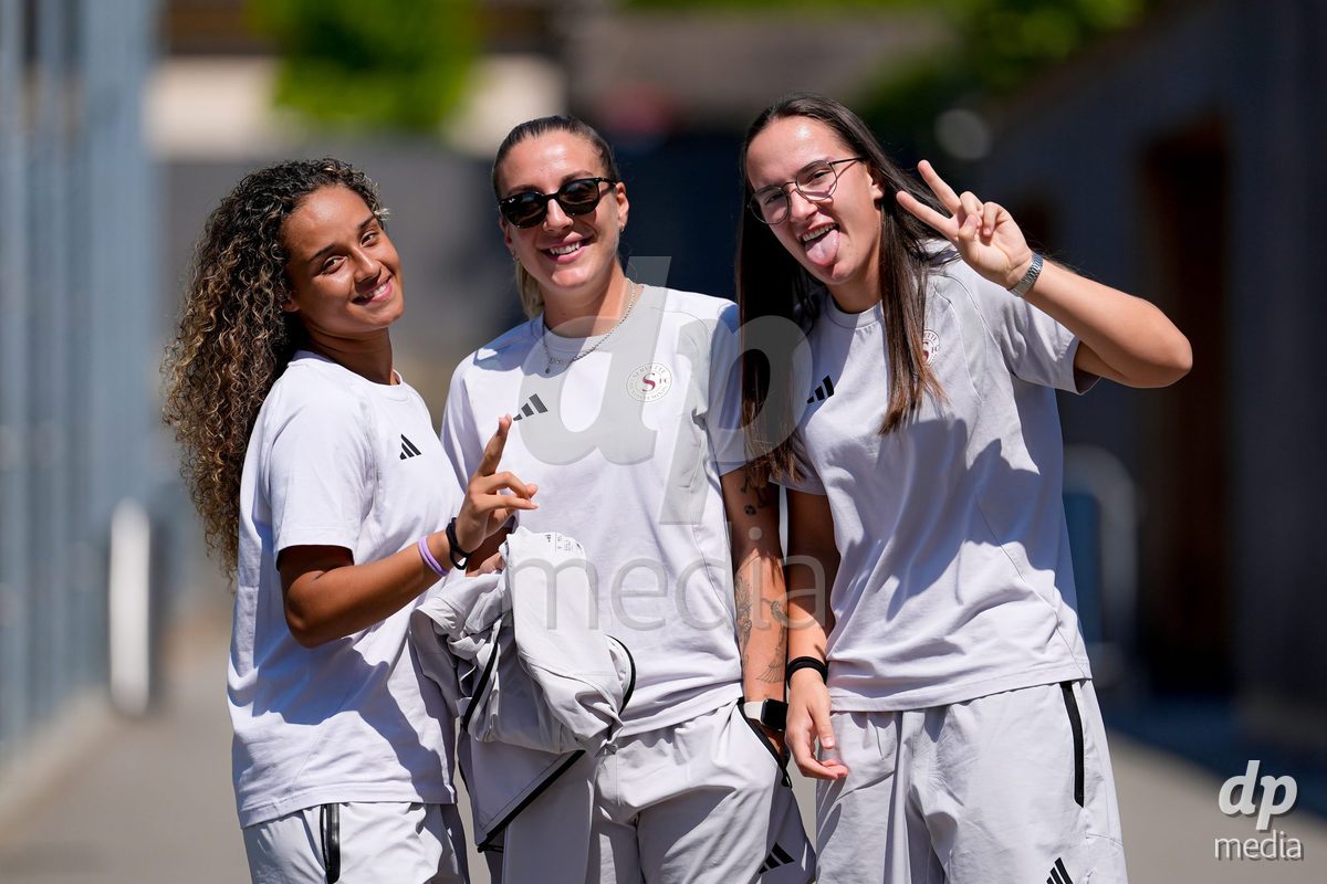 Switzerland: AXA Womens Super League 2026/27, Servette FC Chenois Feminin vs FC Aarau Frauen - Stade des Trois-Chene, Chene-Bourg: Players of Servette FC Chenois Feminin arrival