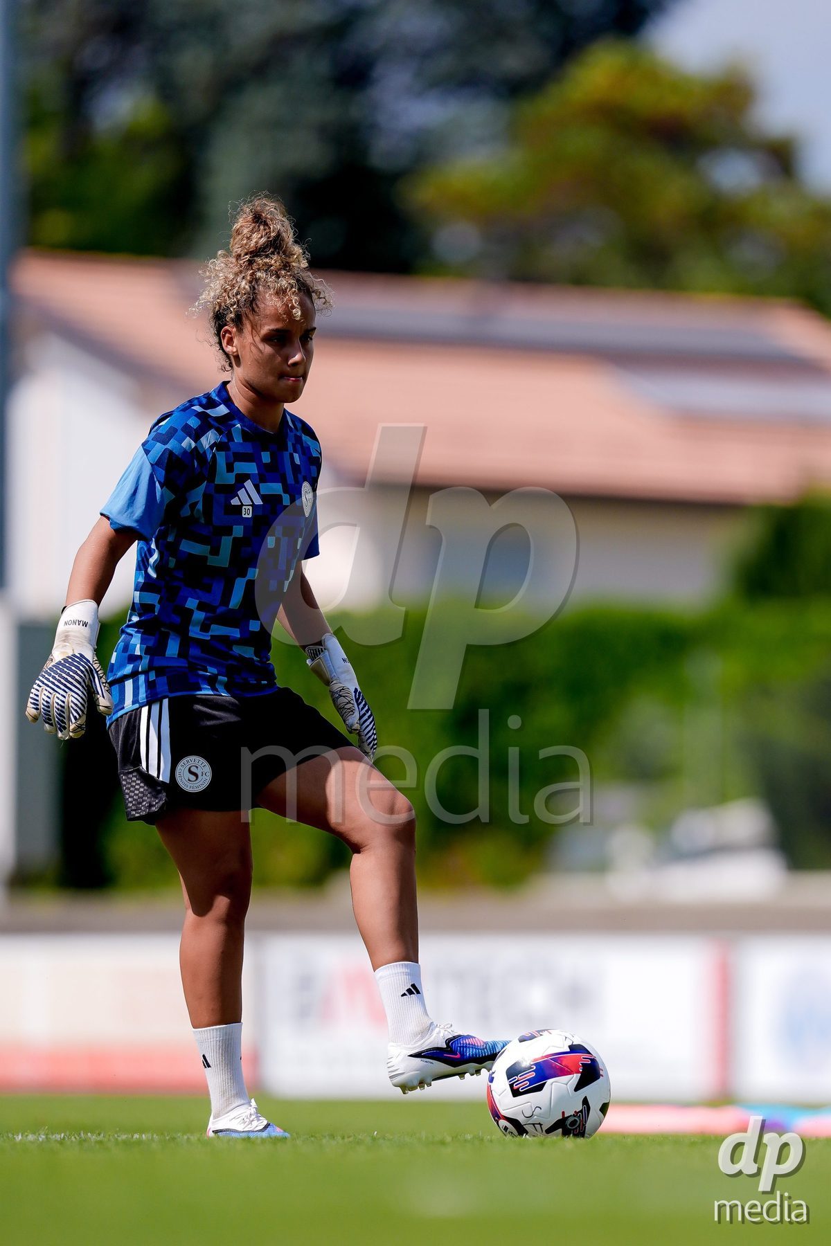 Switzerland: AXA Womens Super League 2026/27, Servette FC Chenois Feminin vs FC Aarau Frauen - Stade des Trois-Chene, Chene-Bourg: Manon Le Page (Servette FC Chenois Feminin) warming up