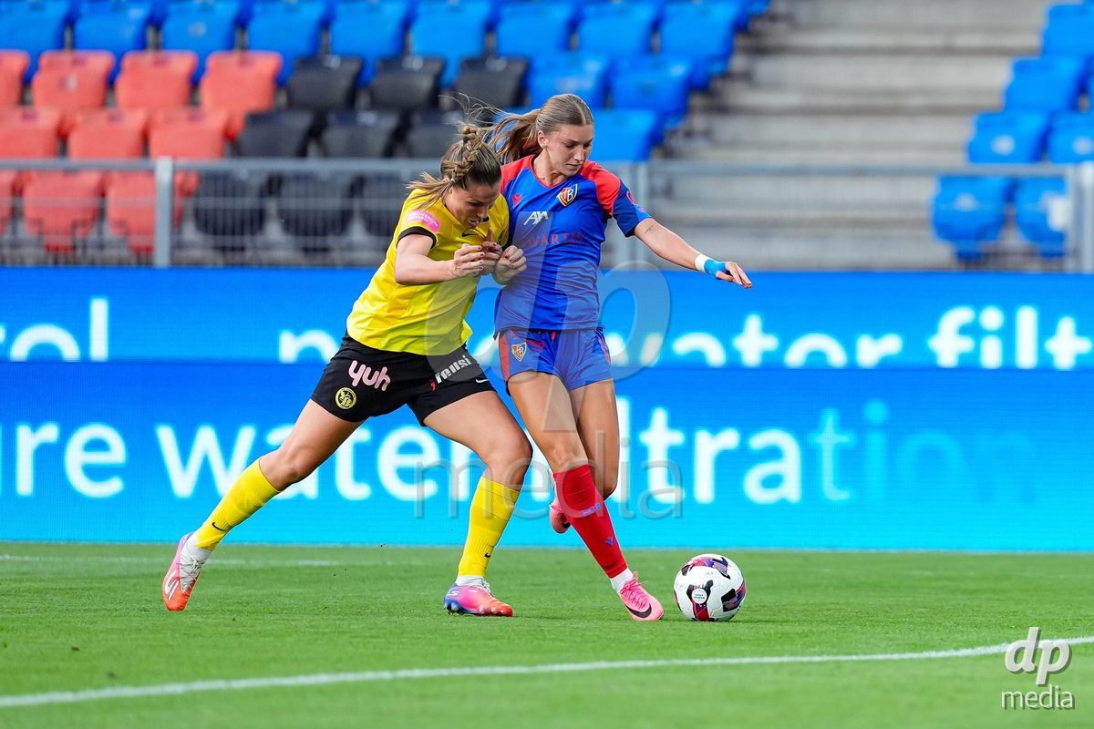 Switzerland: AXA Womens Super League 2026/27, FC Basel 1893 vs BSC YB Frauen - St. Jakob-Park, Basel: Alisa Arthur (21 FC Basel 1893), right, and Maria Jimenez (María Jiménez) (4 BSC YB Frauen), left, in action.