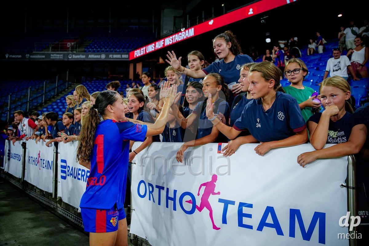 Switzerland: AXA Womens Super League 2026/27, FC Basel 1893 vs BSC YB Frauen - St. Jakob-Park, Basel: Mara Tauriello (11 FC Basel 1893) with fans after winning the match