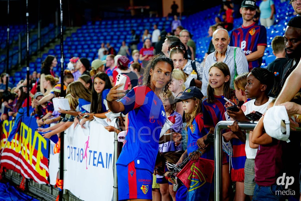 Switzerland: AXA Womens Super League 2026/27, FC Basel 1893 vs BSC YB Frauen - St. Jakob-Park, Basel: Coumba Sow (18 FC Basel 1893) with fans after winning the match