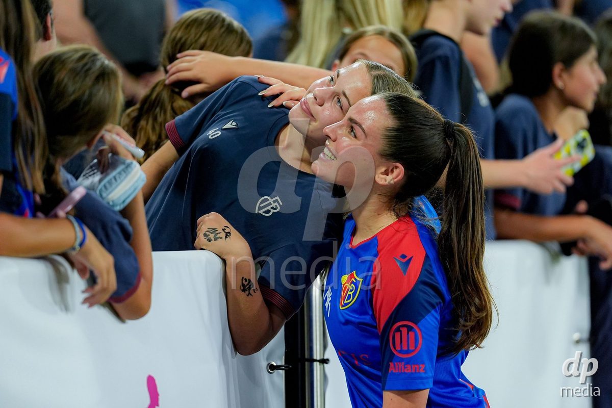 Switzerland: AXA Womens Super League 2026/27, FC Basel 1893 vs BSC YB Frauen - St. Jakob-Park, Basel: Players of FC Basel 1893 with fans after winning the match