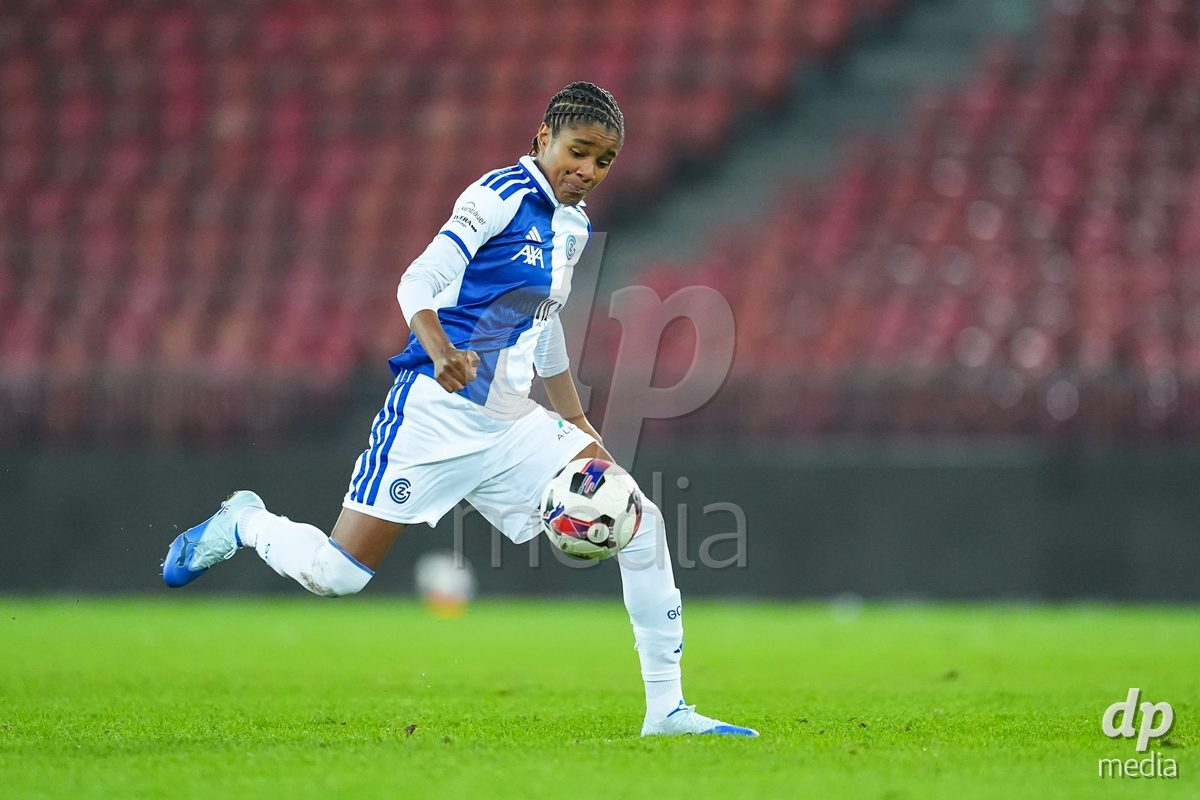 ZURICH, SWITZERLAND - OCTOBER 31: Sury Alichy Lamontana Charon of GC Frauenfussball controls the ball  during the AXA Women's Super League match between GC Frauenfussball and Yverdon Sport Women at Letzigrund on October 31, 2026 in Zurich, Switzerland. (Photo by Daniela Porcelli/DP Media)